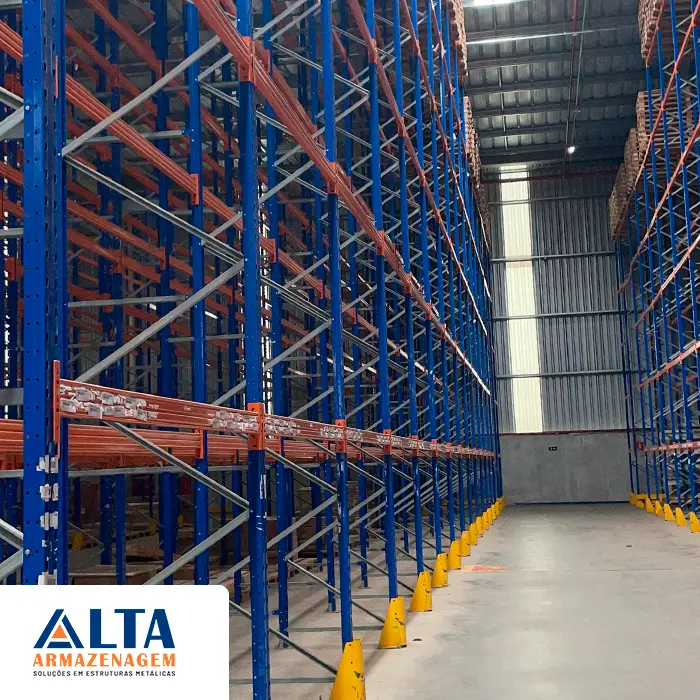 gestão logística com porta pallet profissional