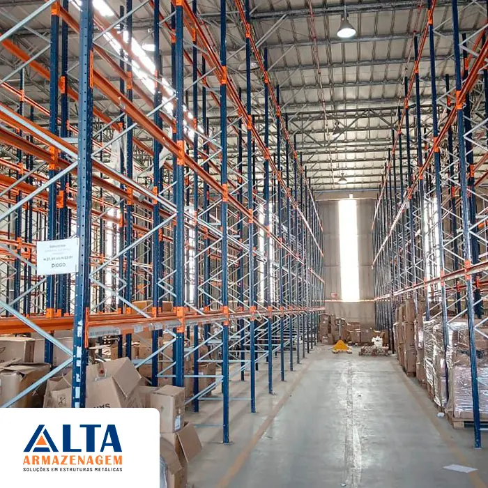 Implementação profissional de porta pallets